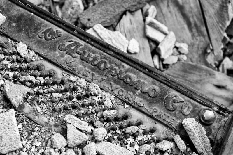 IMAGE: http://i78.photobucket.com/albums/j100/kbtrans/pianohouseautopiano.jpg