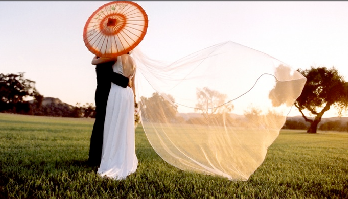 Couple-Parasol Pictures, Images and Photos