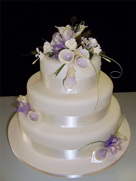 romantic calla-lilies wedding cake