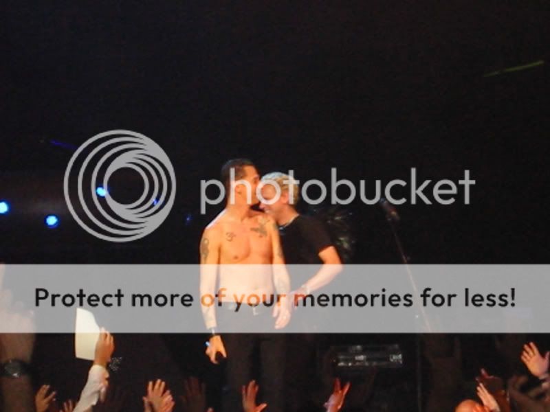 http://i78.photobucket.com/albums/j88/sister_of_night73/Depeche%20Mode/couple.jpg